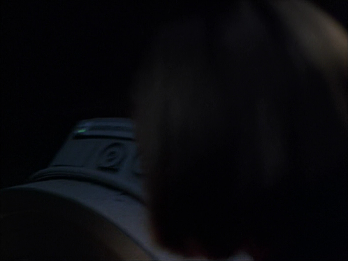 extant_StarTrek_VOY_6x07-DragonsTeeth_00855.jpg