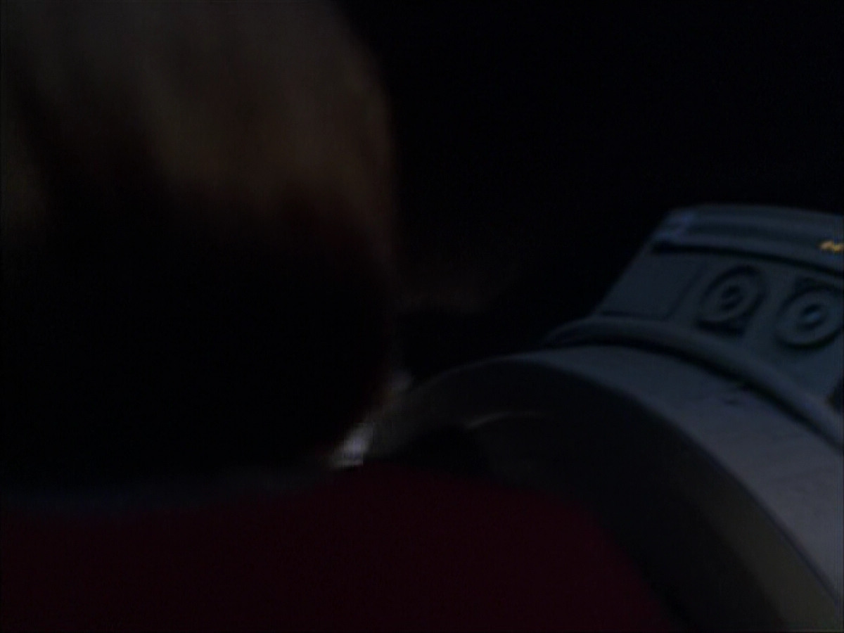 extant_StarTrek_VOY_6x07-DragonsTeeth_00856.jpg