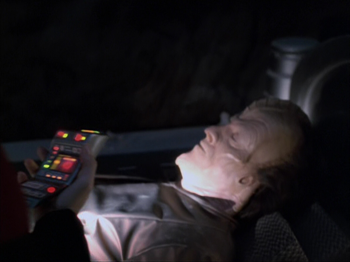 extant_StarTrek_VOY_6x07-DragonsTeeth_00858.jpg
