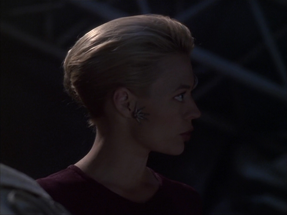 extant_StarTrek_VOY_6x07-DragonsTeeth_00864.jpg