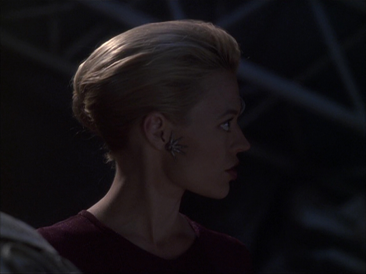 extant_StarTrek_VOY_6x07-DragonsTeeth_00865.jpg