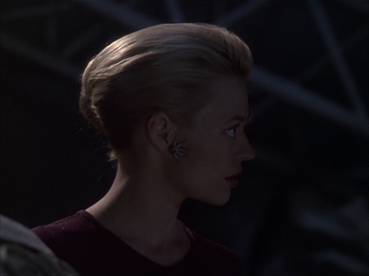 extant_StarTrek_VOY_6x07-DragonsTeeth_00866.jpg