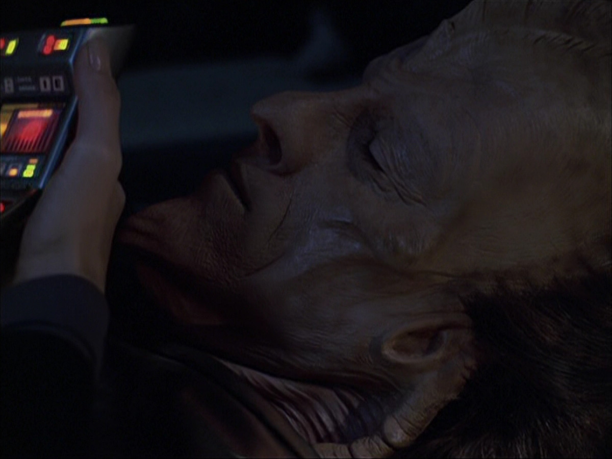 extant_StarTrek_VOY_6x07-DragonsTeeth_00873.jpg