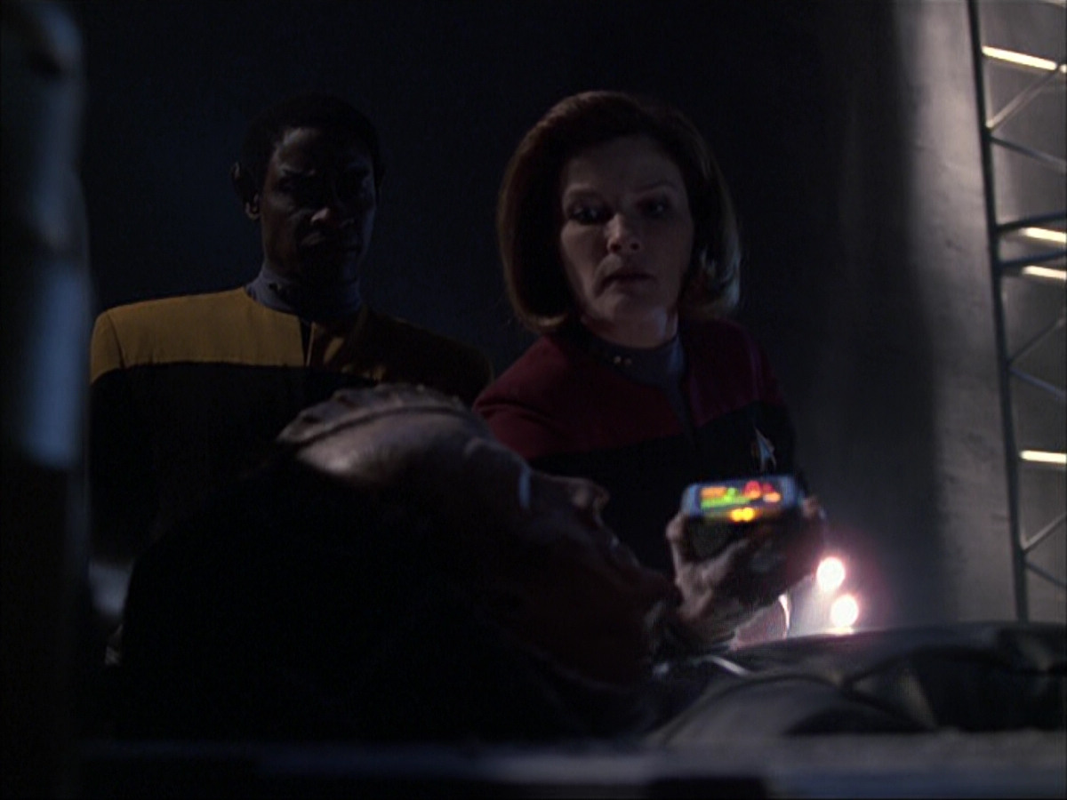 extant_StarTrek_VOY_6x07-DragonsTeeth_00876.jpg