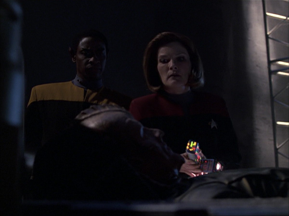 extant_StarTrek_VOY_6x07-DragonsTeeth_00877.jpg
