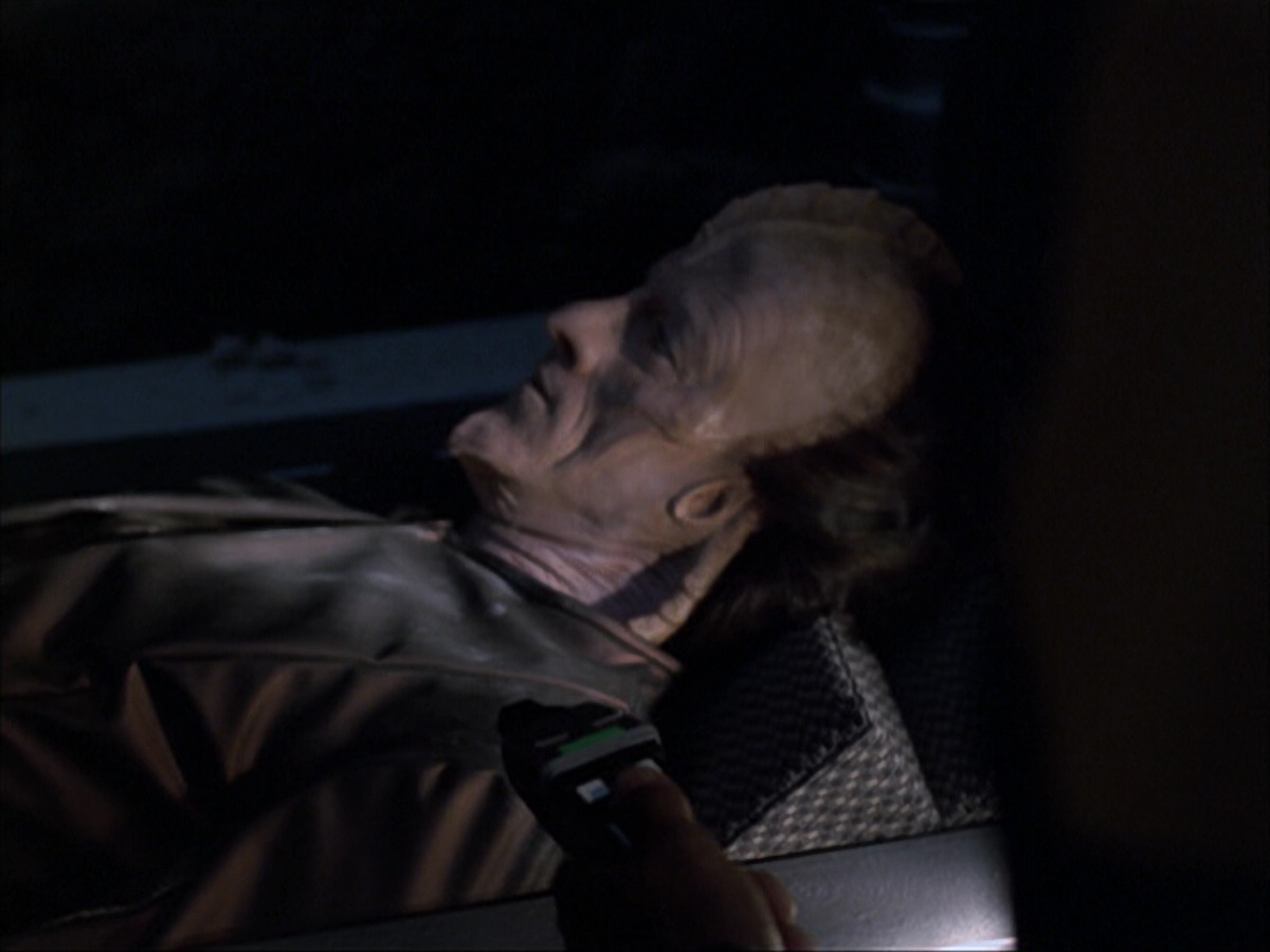 extant_StarTrek_VOY_6x07-DragonsTeeth_00879.jpg