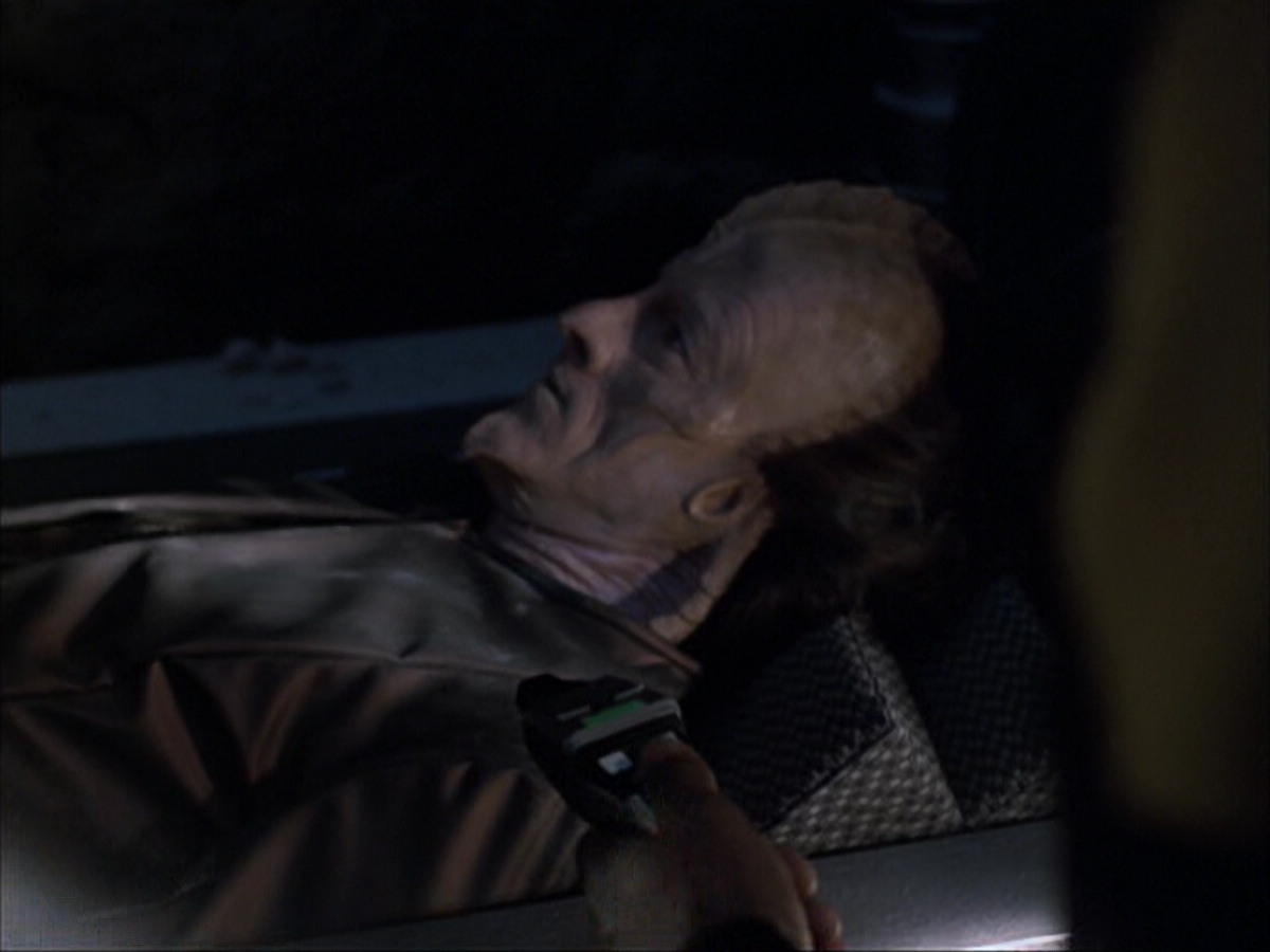 extant_StarTrek_VOY_6x07-DragonsTeeth_00880.jpg