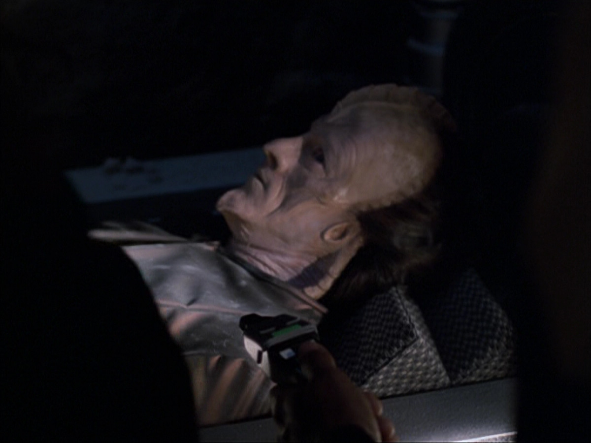 extant_StarTrek_VOY_6x07-DragonsTeeth_00881.jpg