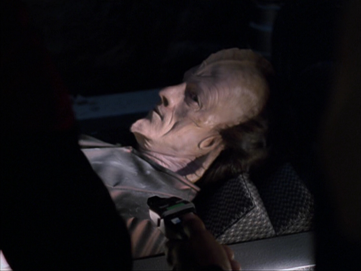 extant_StarTrek_VOY_6x07-DragonsTeeth_00882.jpg
