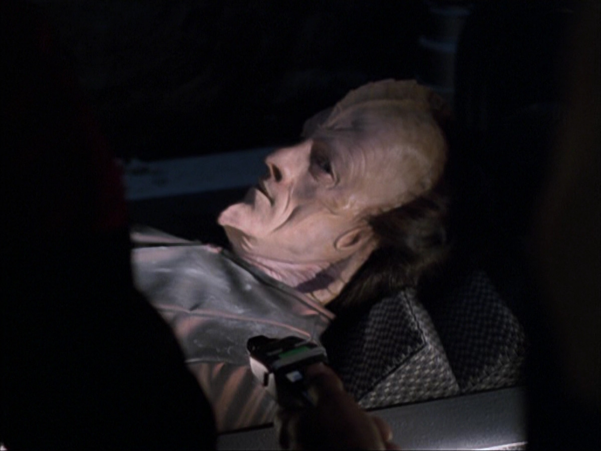 extant_StarTrek_VOY_6x07-DragonsTeeth_00883.jpg