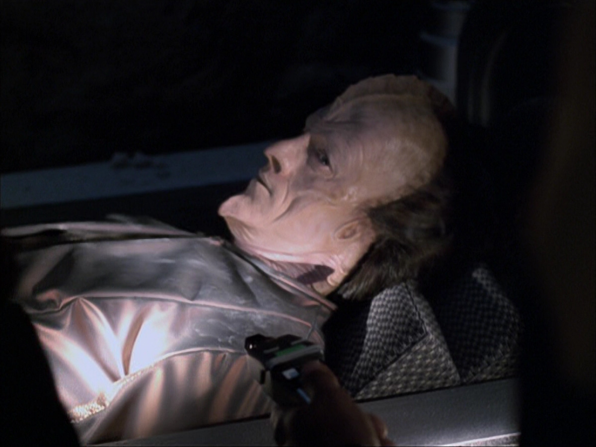 extant_StarTrek_VOY_6x07-DragonsTeeth_00885.jpg