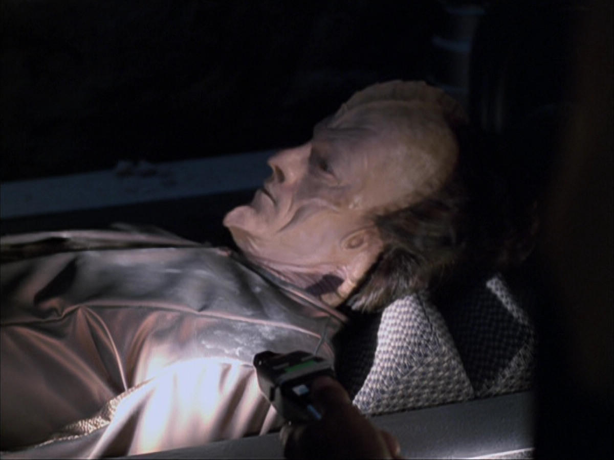 extant_StarTrek_VOY_6x07-DragonsTeeth_00886.jpg
