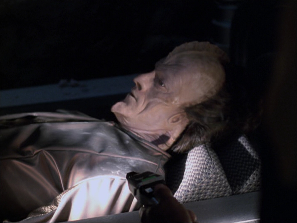 extant_StarTrek_VOY_6x07-DragonsTeeth_00887.jpg