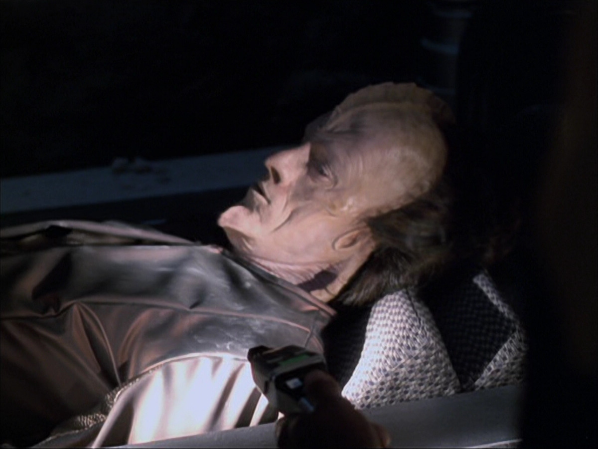 extant_StarTrek_VOY_6x07-DragonsTeeth_00888.jpg