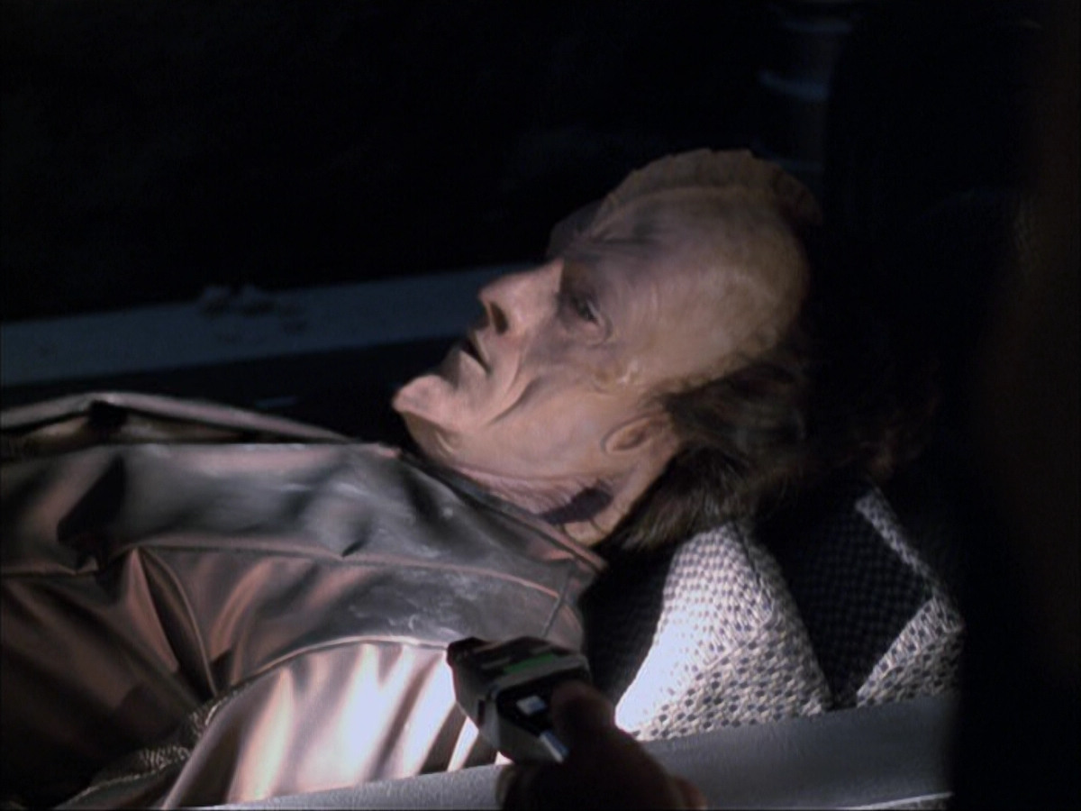 extant_StarTrek_VOY_6x07-DragonsTeeth_00889.jpg