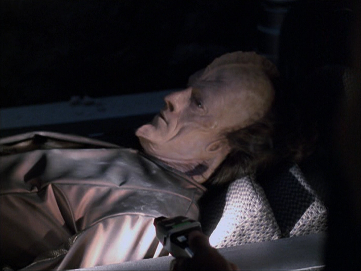 extant_StarTrek_VOY_6x07-DragonsTeeth_00890.jpg