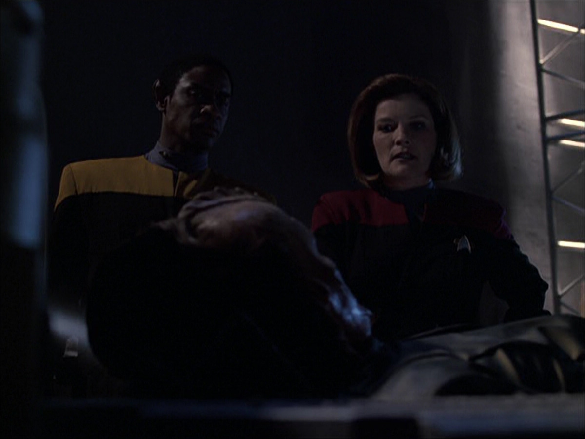 extant_StarTrek_VOY_6x07-DragonsTeeth_00892.jpg