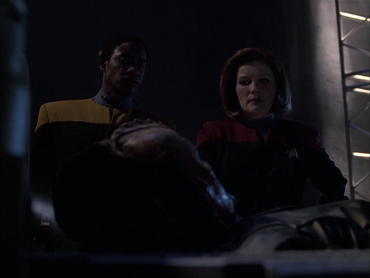 extant_StarTrek_VOY_6x07-DragonsTeeth_00893.jpg