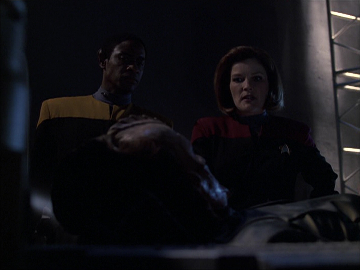 extant_StarTrek_VOY_6x07-DragonsTeeth_00894.jpg