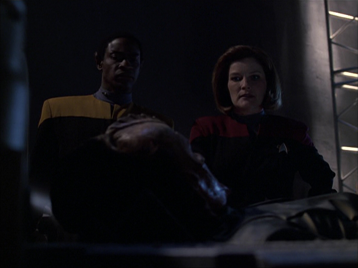 extant_StarTrek_VOY_6x07-DragonsTeeth_00895.jpg