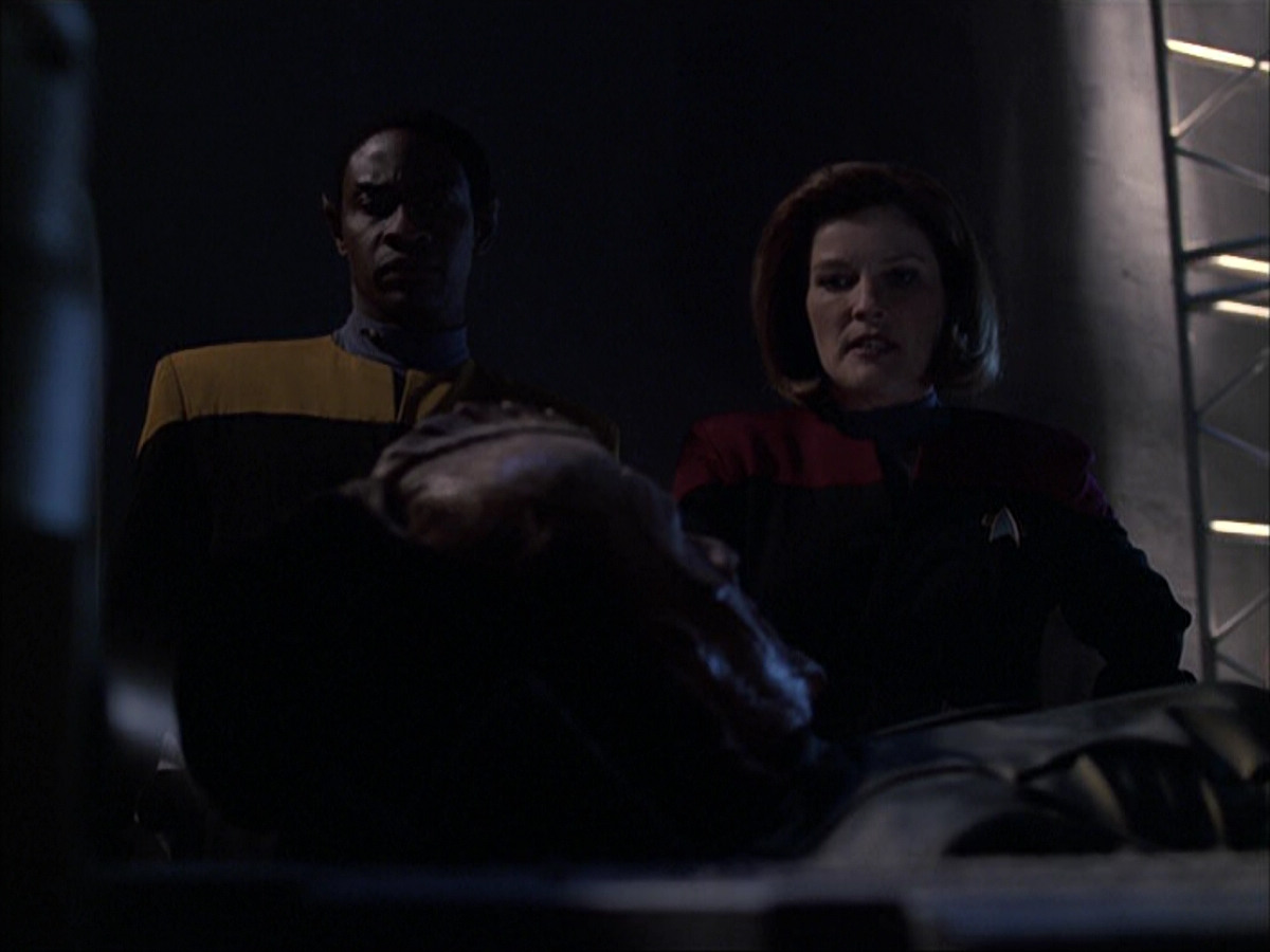 extant_StarTrek_VOY_6x07-DragonsTeeth_00896.jpg