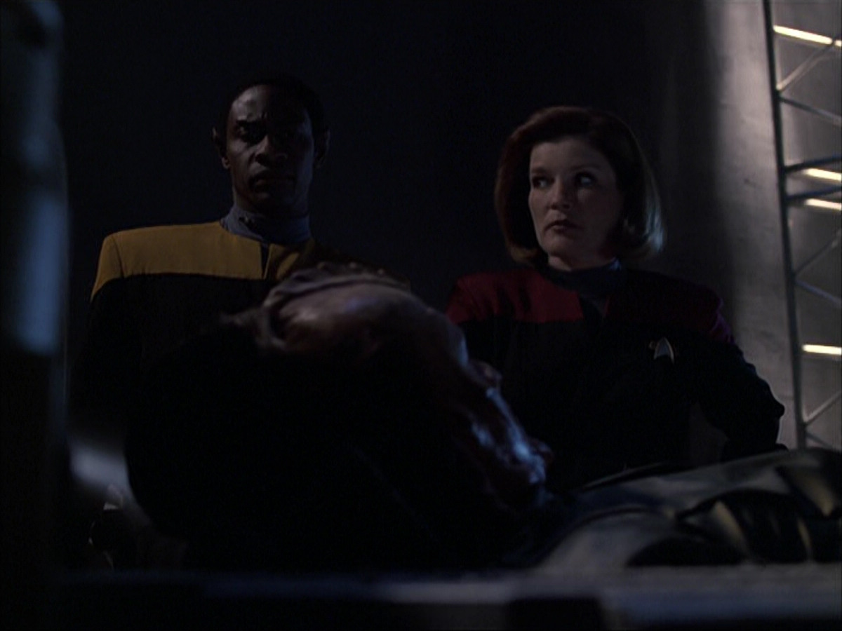 extant_StarTrek_VOY_6x07-DragonsTeeth_00897.jpg