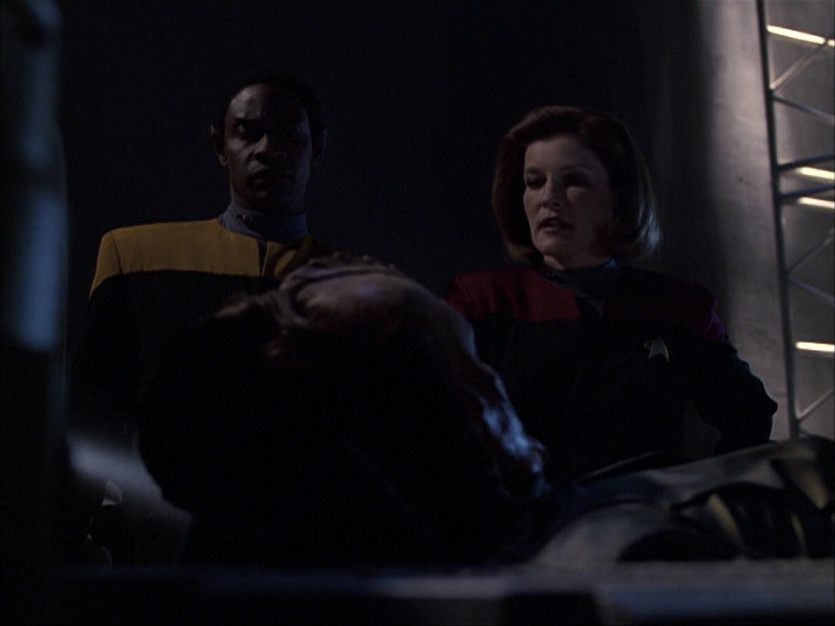extant_StarTrek_VOY_6x07-DragonsTeeth_00898.jpg