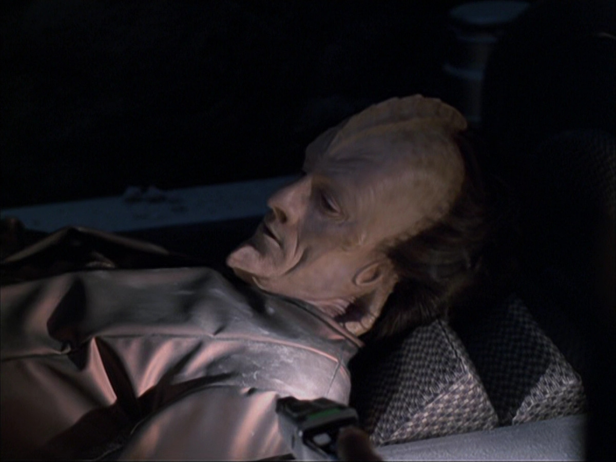 extant_StarTrek_VOY_6x07-DragonsTeeth_00899.jpg