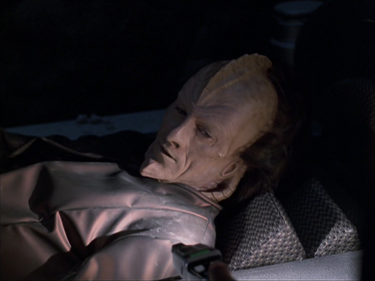extant_StarTrek_VOY_6x07-DragonsTeeth_00900.jpg