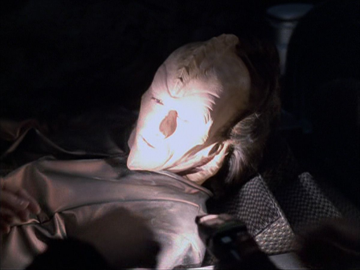 extant_StarTrek_VOY_6x07-DragonsTeeth_00901.jpg