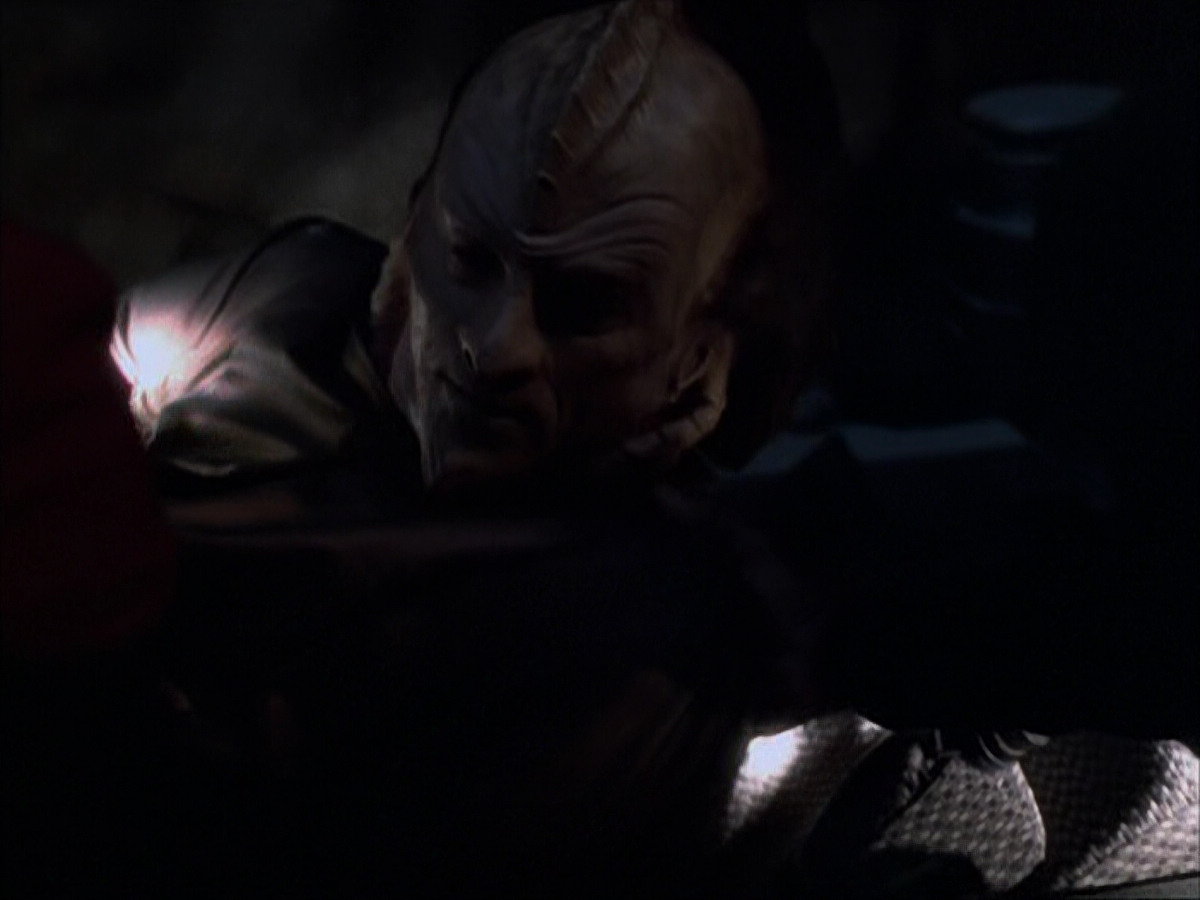 extant_StarTrek_VOY_6x07-DragonsTeeth_00902.jpg