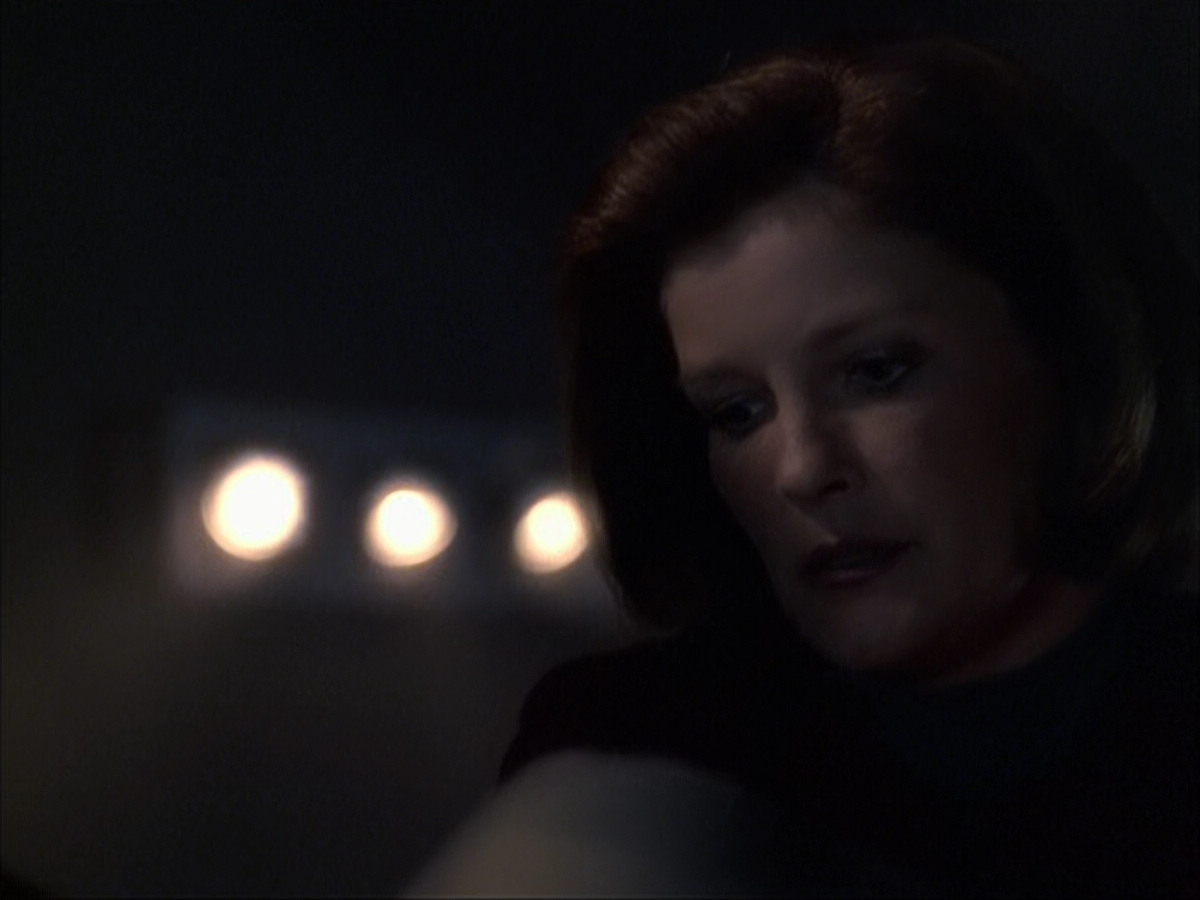 extant_StarTrek_VOY_6x07-DragonsTeeth_00903.jpg