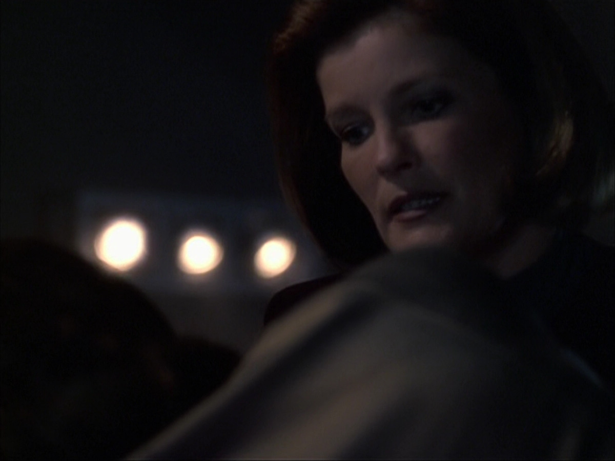 extant_StarTrek_VOY_6x07-DragonsTeeth_00905.jpg