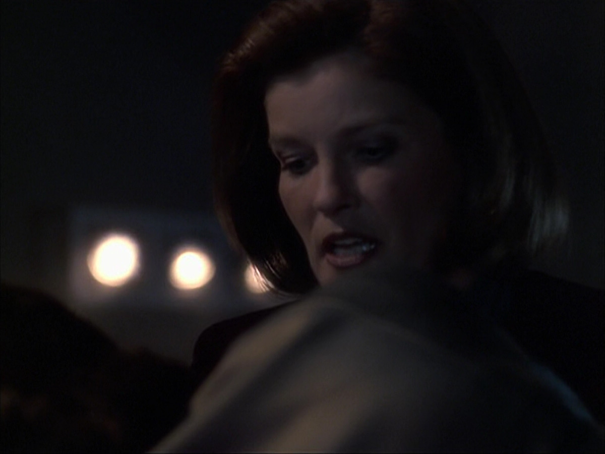 extant_StarTrek_VOY_6x07-DragonsTeeth_00907.jpg