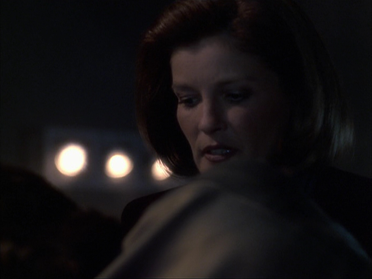 extant_StarTrek_VOY_6x07-DragonsTeeth_00908.jpg