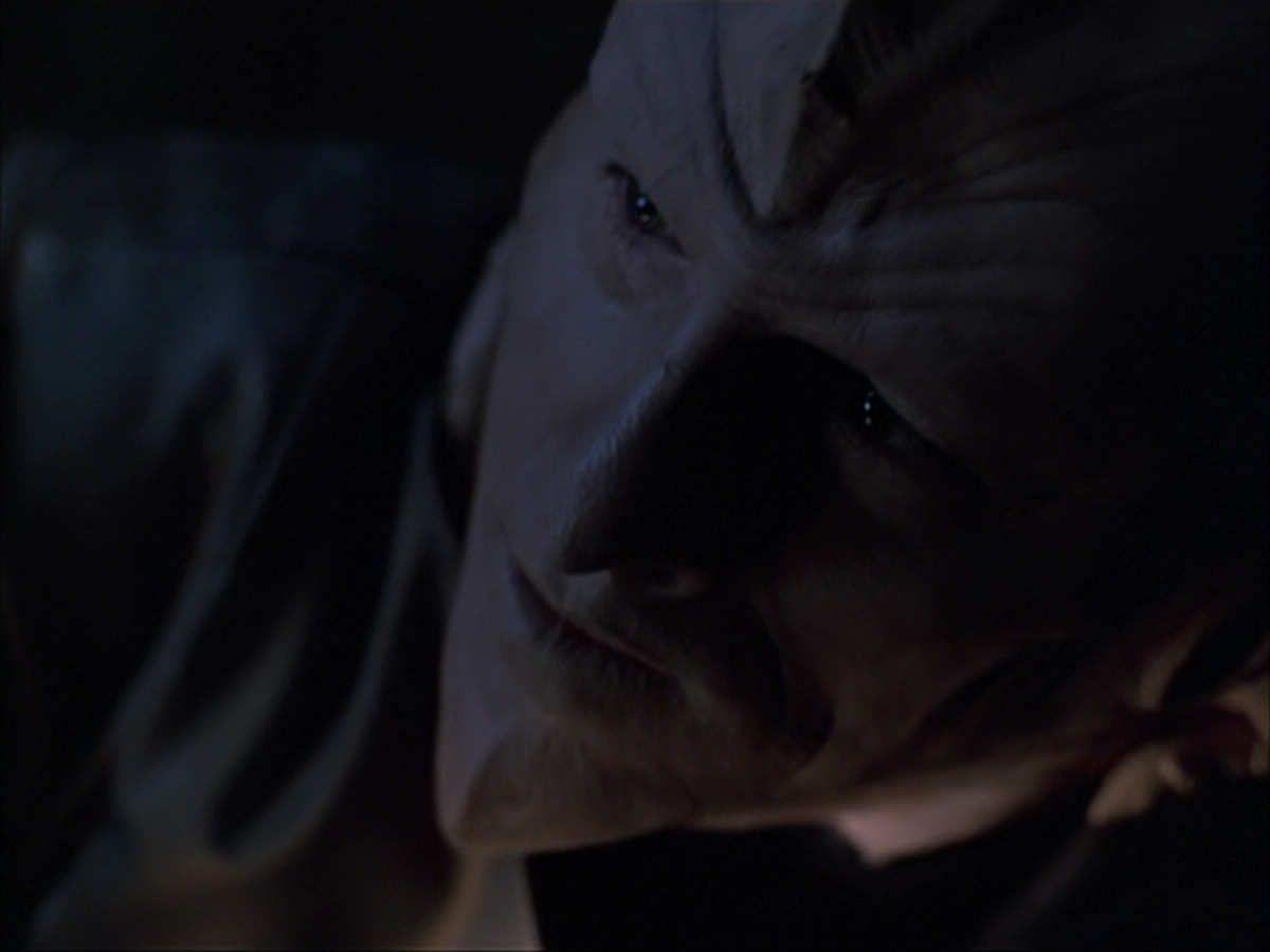 extant_StarTrek_VOY_6x07-DragonsTeeth_00914.jpg