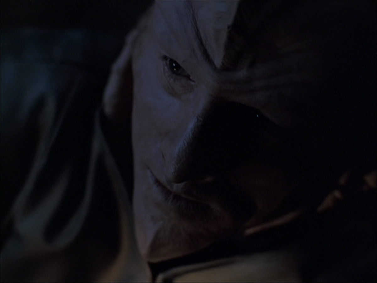 extant_StarTrek_VOY_6x07-DragonsTeeth_00915.jpg