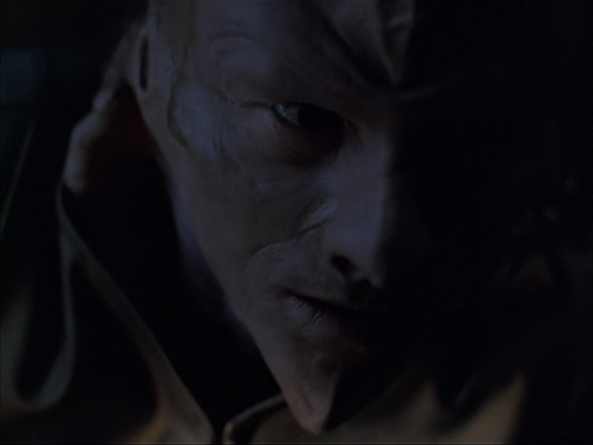 extant_StarTrek_VOY_6x07-DragonsTeeth_00916.jpg