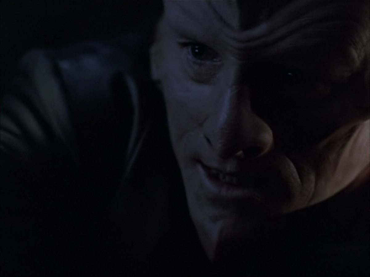 extant_StarTrek_VOY_6x07-DragonsTeeth_00920.jpg