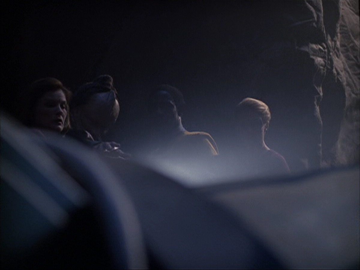 extant_StarTrek_VOY_6x07-DragonsTeeth_00923.jpg