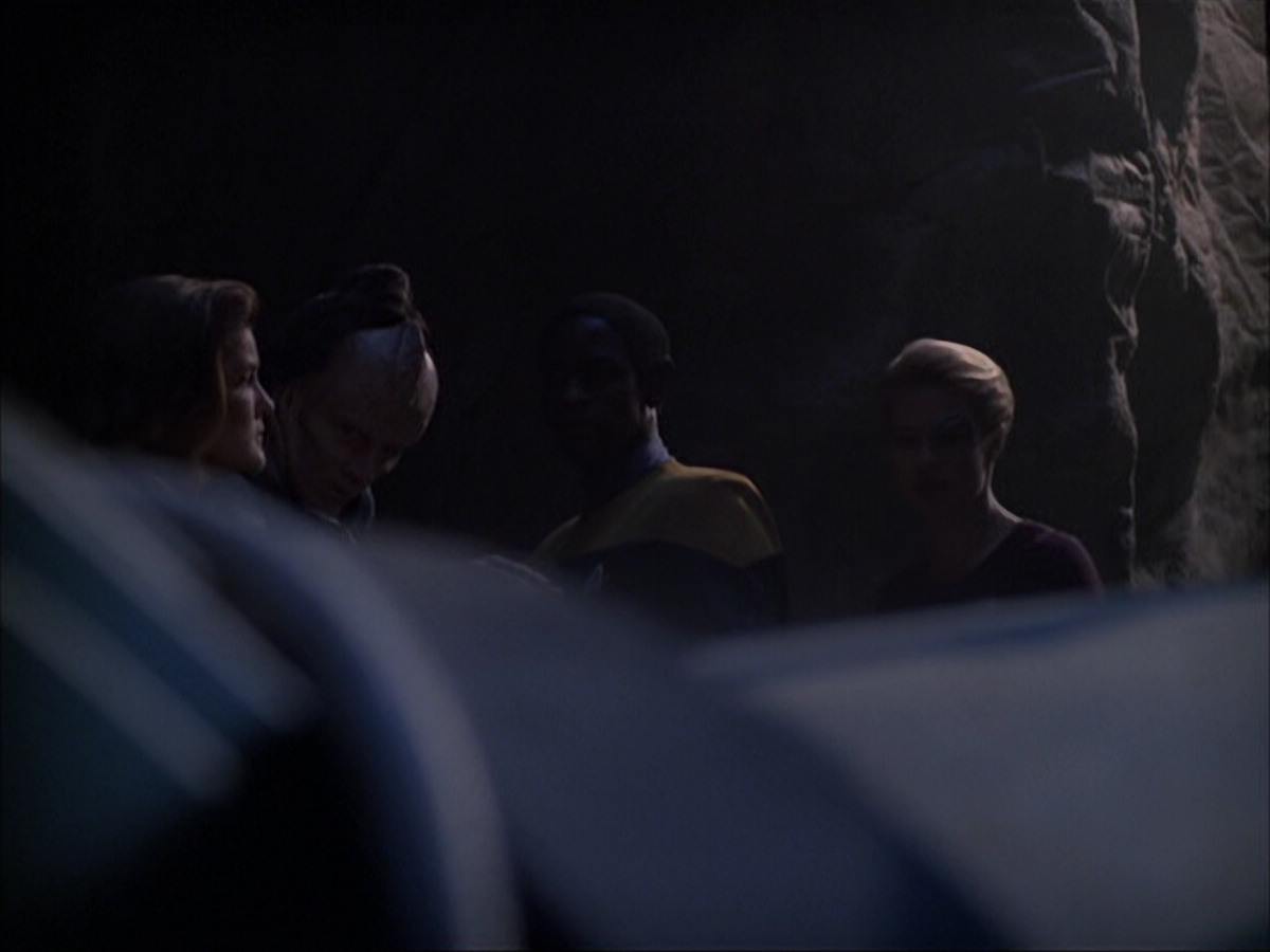 extant_StarTrek_VOY_6x07-DragonsTeeth_00924.jpg
