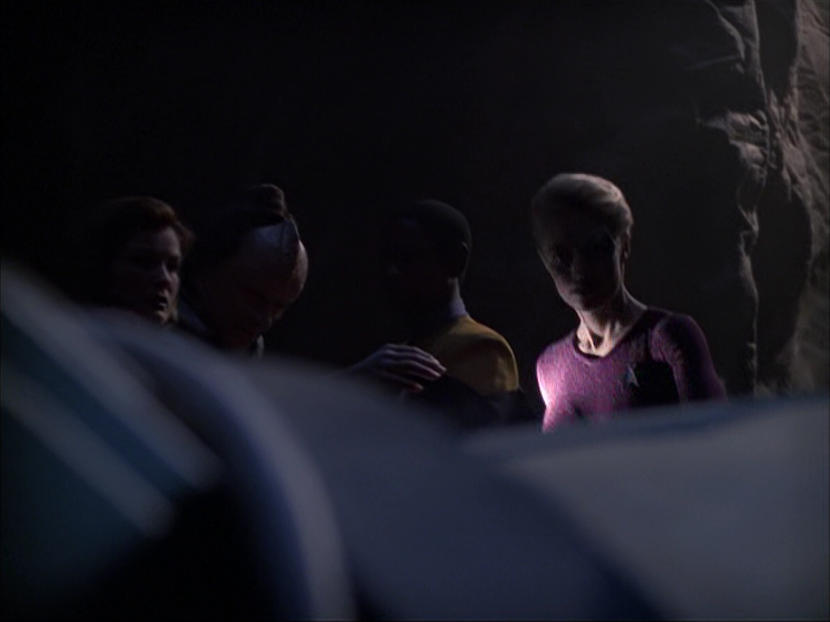 extant_StarTrek_VOY_6x07-DragonsTeeth_00925.jpg