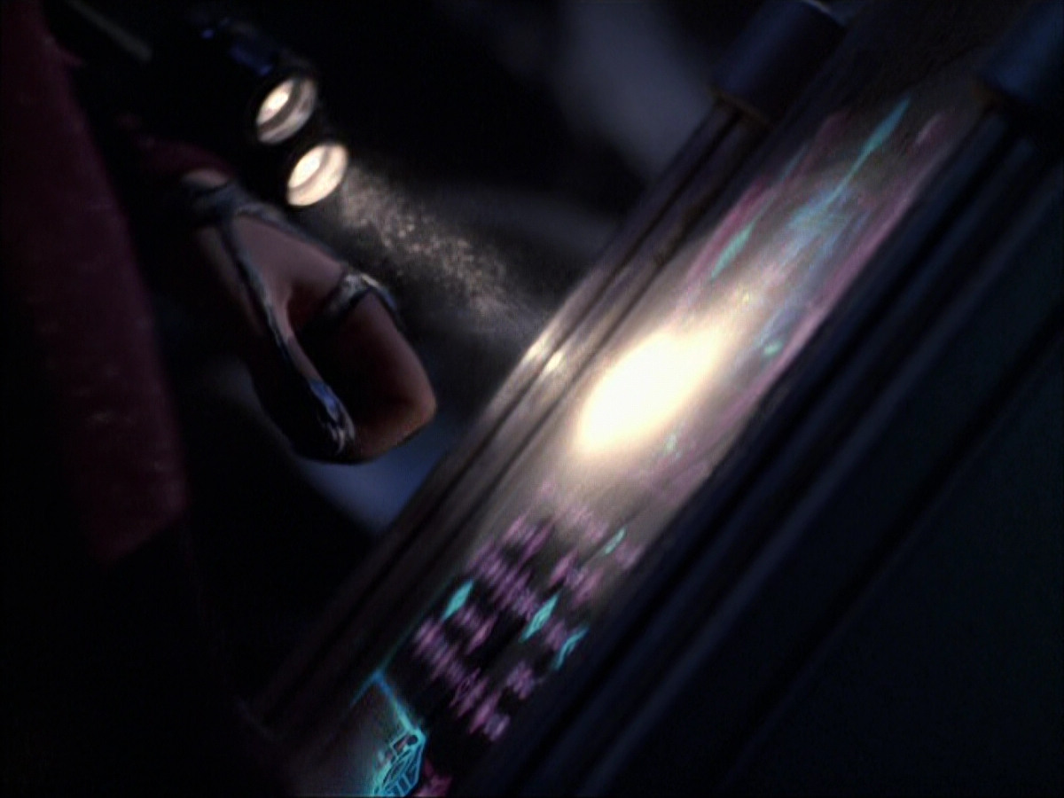 extant_StarTrek_VOY_6x07-DragonsTeeth_00930.jpg