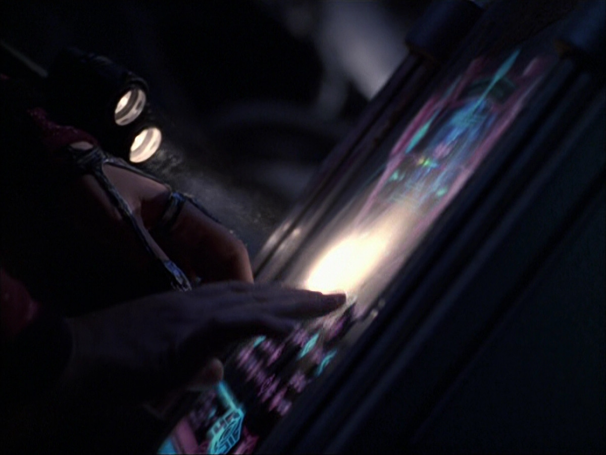 extant_StarTrek_VOY_6x07-DragonsTeeth_00931.jpg