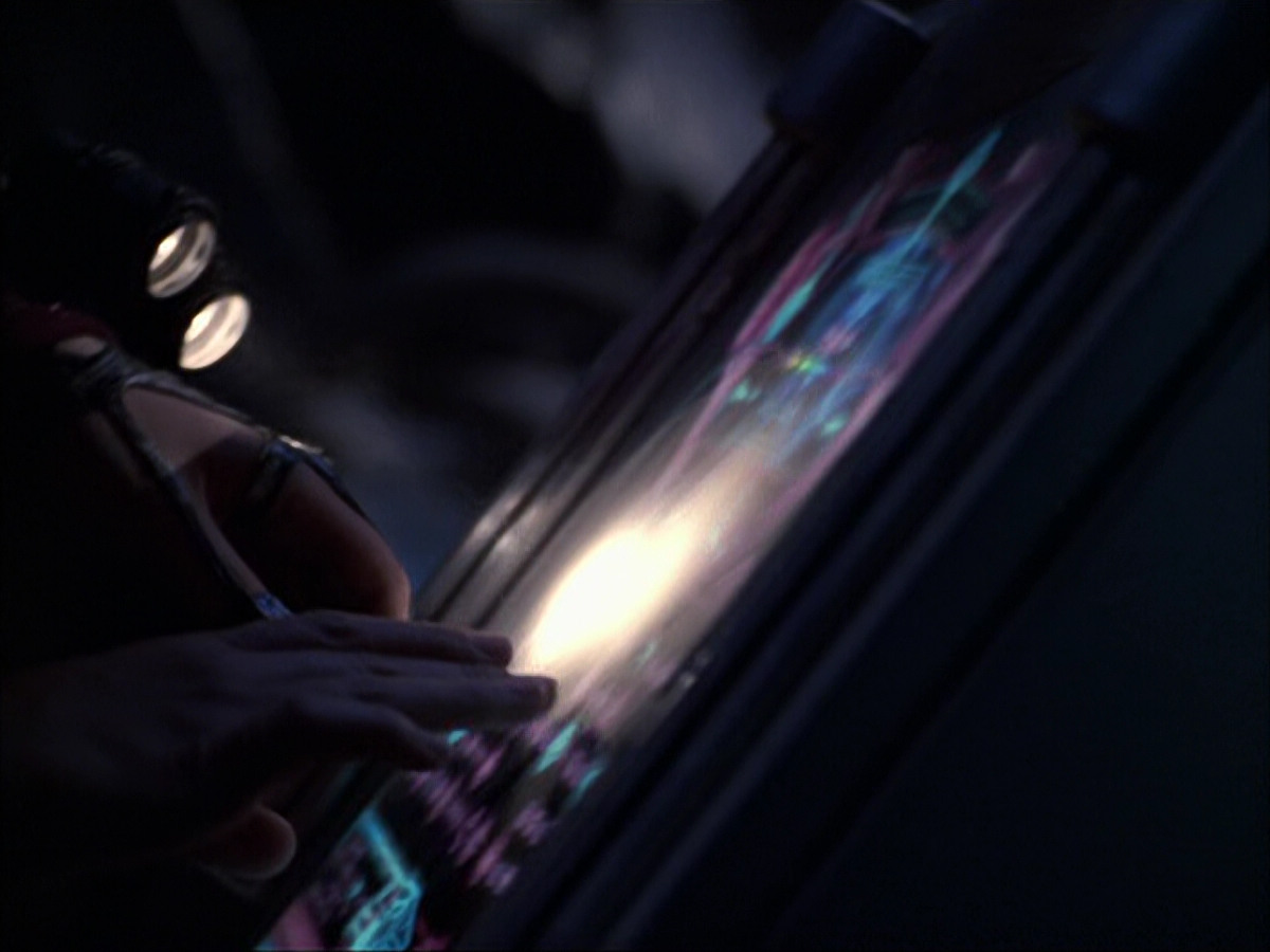 extant_StarTrek_VOY_6x07-DragonsTeeth_00932.jpg