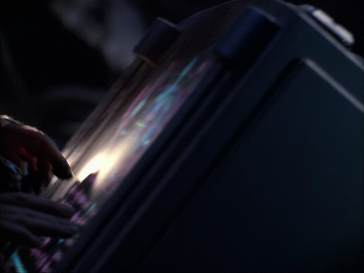 extant_StarTrek_VOY_6x07-DragonsTeeth_00933.jpg