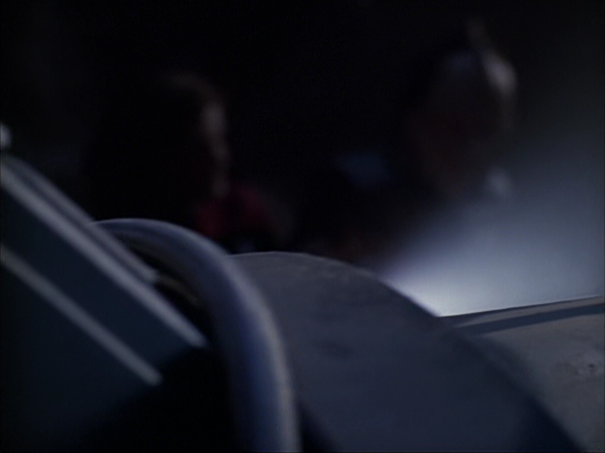 extant_StarTrek_VOY_6x07-DragonsTeeth_00935.jpg