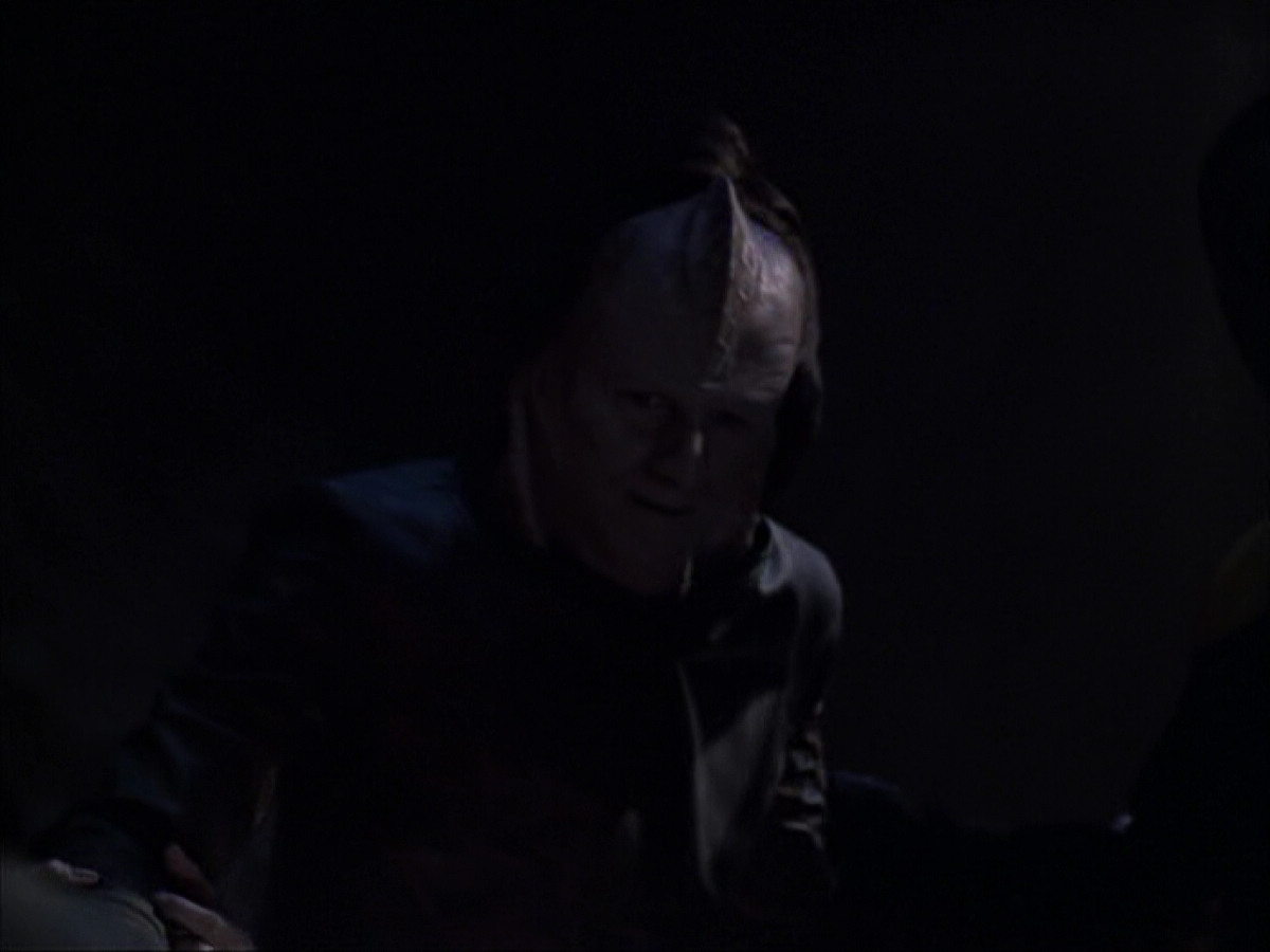 extant_StarTrek_VOY_6x07-DragonsTeeth_00938.jpg