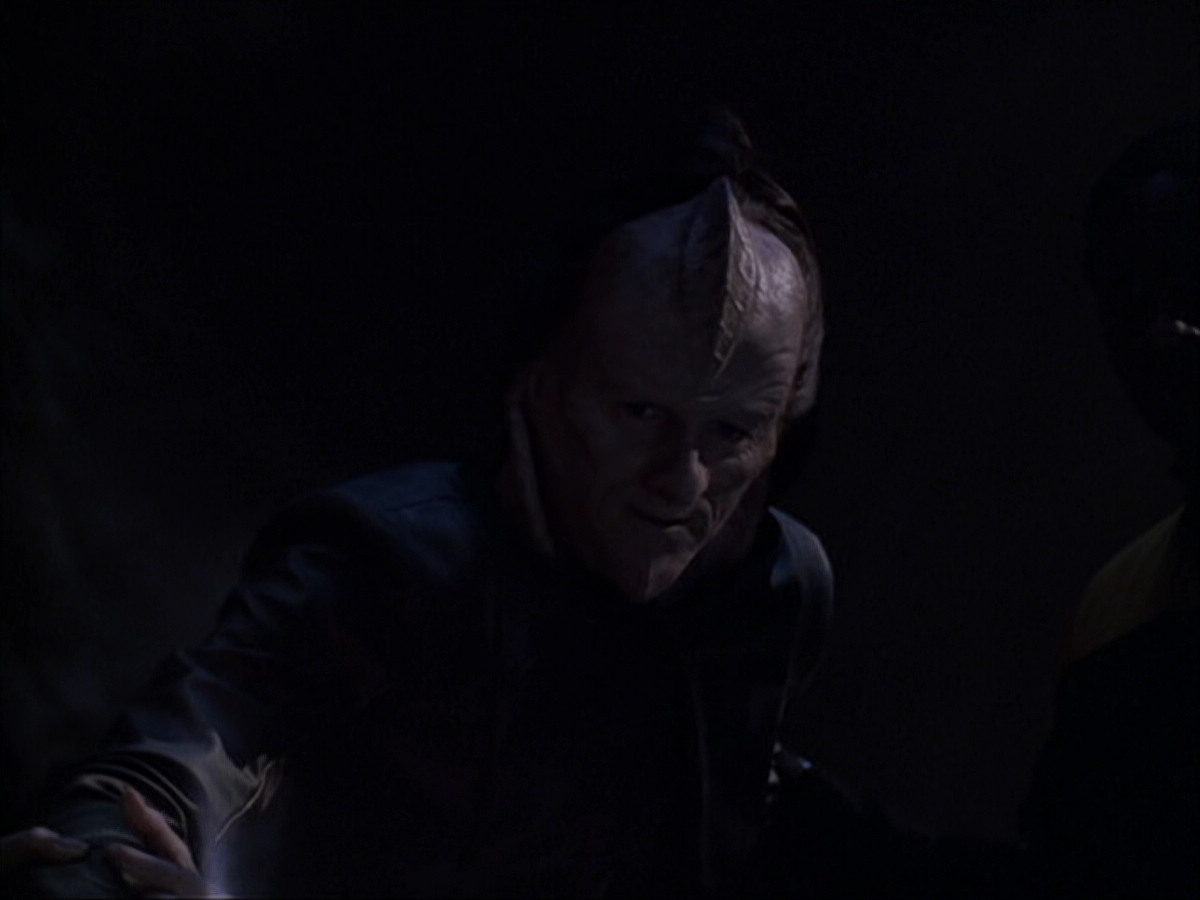 extant_StarTrek_VOY_6x07-DragonsTeeth_00939.jpg