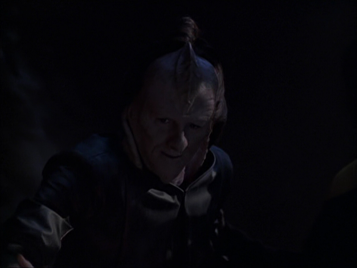 extant_StarTrek_VOY_6x07-DragonsTeeth_00940.jpg